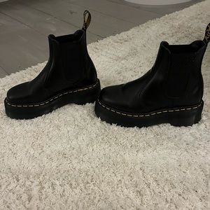 Dr. Martens Unisex-Adult 2976 Quad Chelsea Boot (platform)